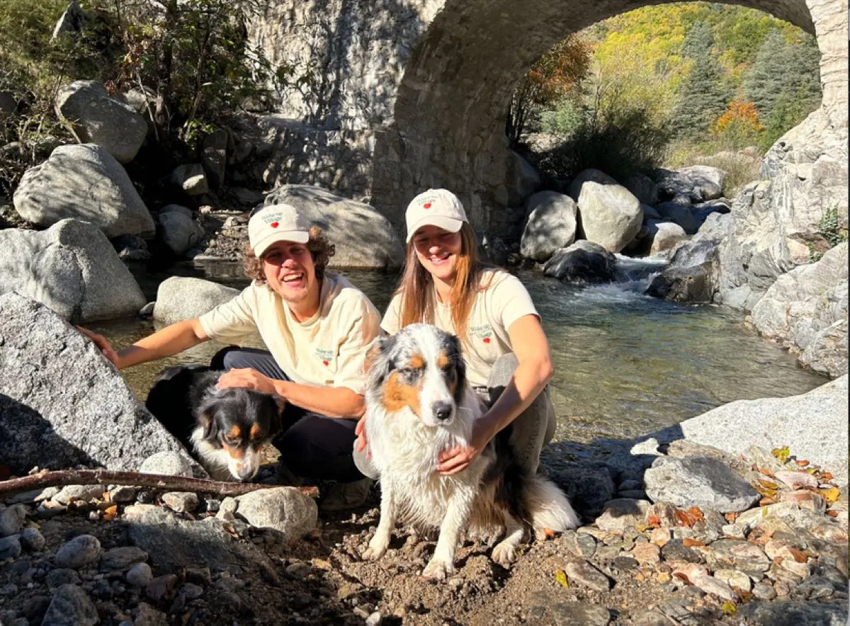 Bastien, Elena et leurs chiens au bord du Rieutort