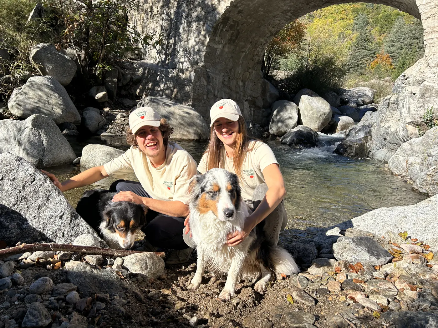Bastien & Elena avec leurs chiens — Wake Up Village