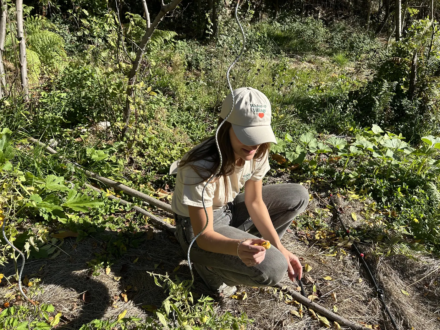 Elena dans le potager — Wake Up Village