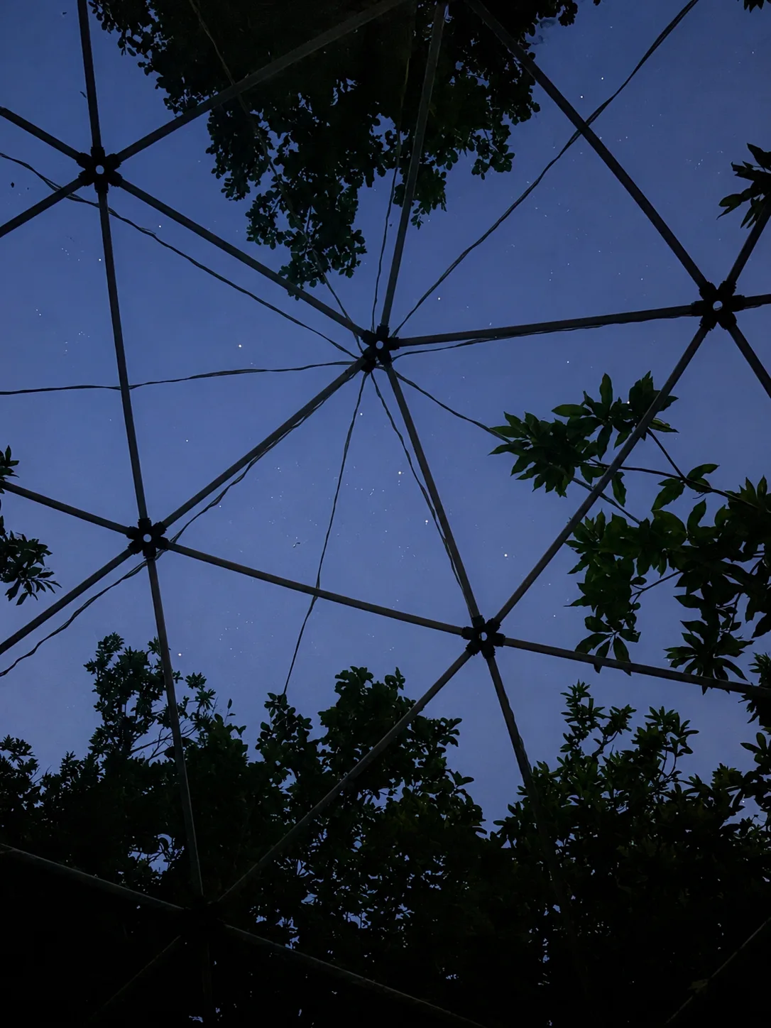 Le dôme illuminé de l'intérieur, à la nuit tombée