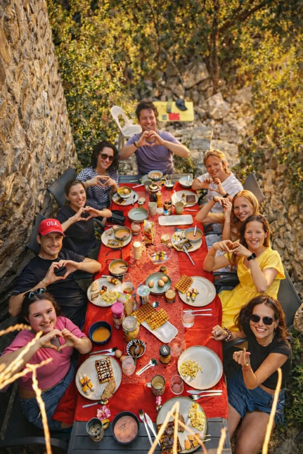 Dîner en groupe au Wake Up Village