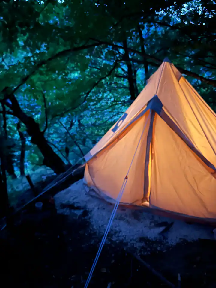 Votre tipi illuminé, à la nuit tombée